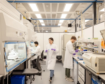 Groupe de personnes dans un laboratoire