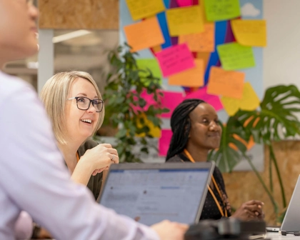 Personnes souriantes, pendant une réunion