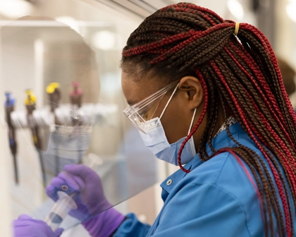 Femmes à l’œuvre dans un laboratoire